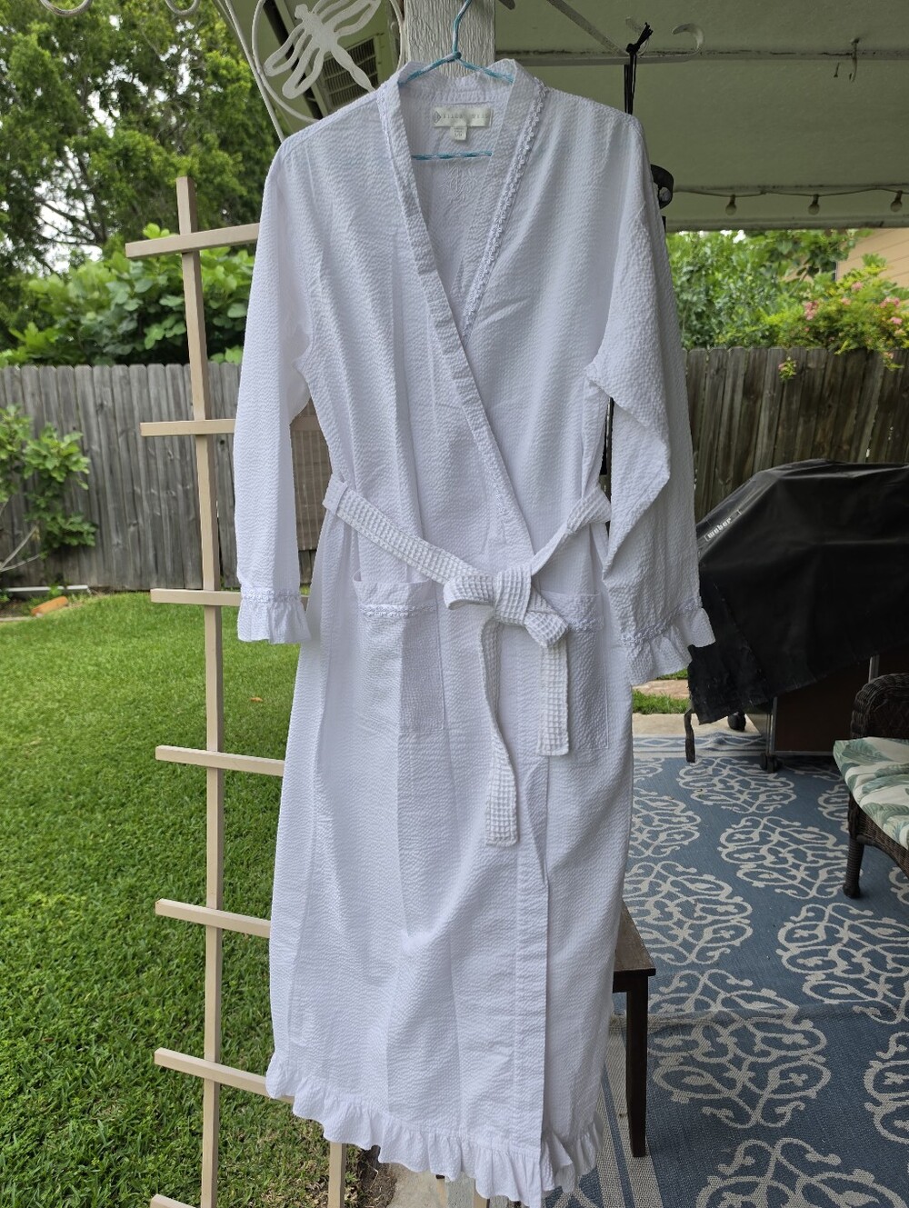 Eileen West White Seersucker Robe  Size Small/ Medium